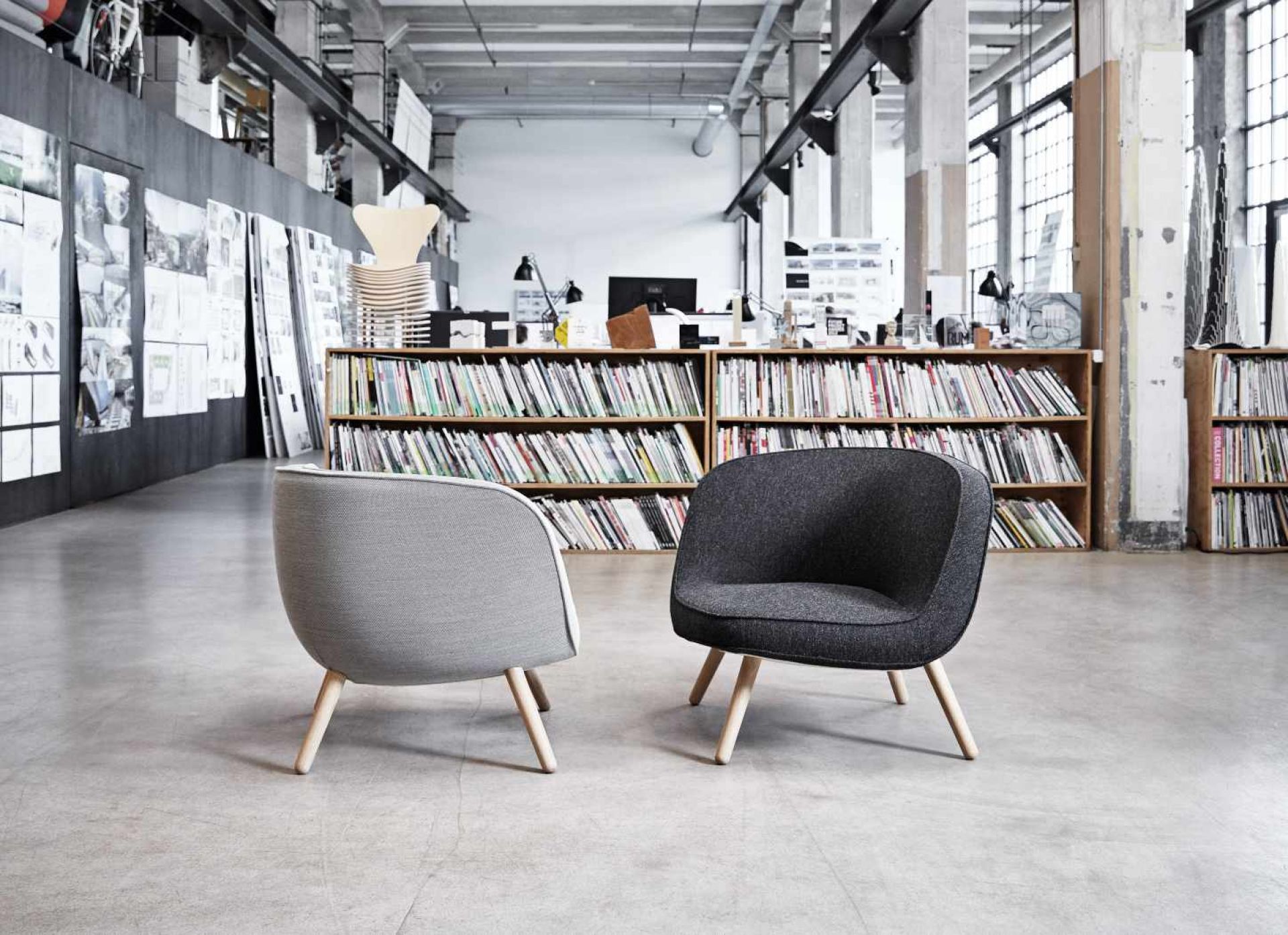 Via57 Sessel von Fritz Hansen in Grau und Anthrazit, moderne Loungesessel mit Holzbeinen.
