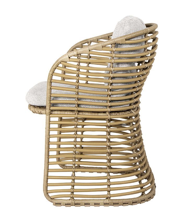 Cane-Line Basket Sessel aus Rattan mit hellgrauen Kissen, Seitenansicht. Gartenmöbel für Terrasse.