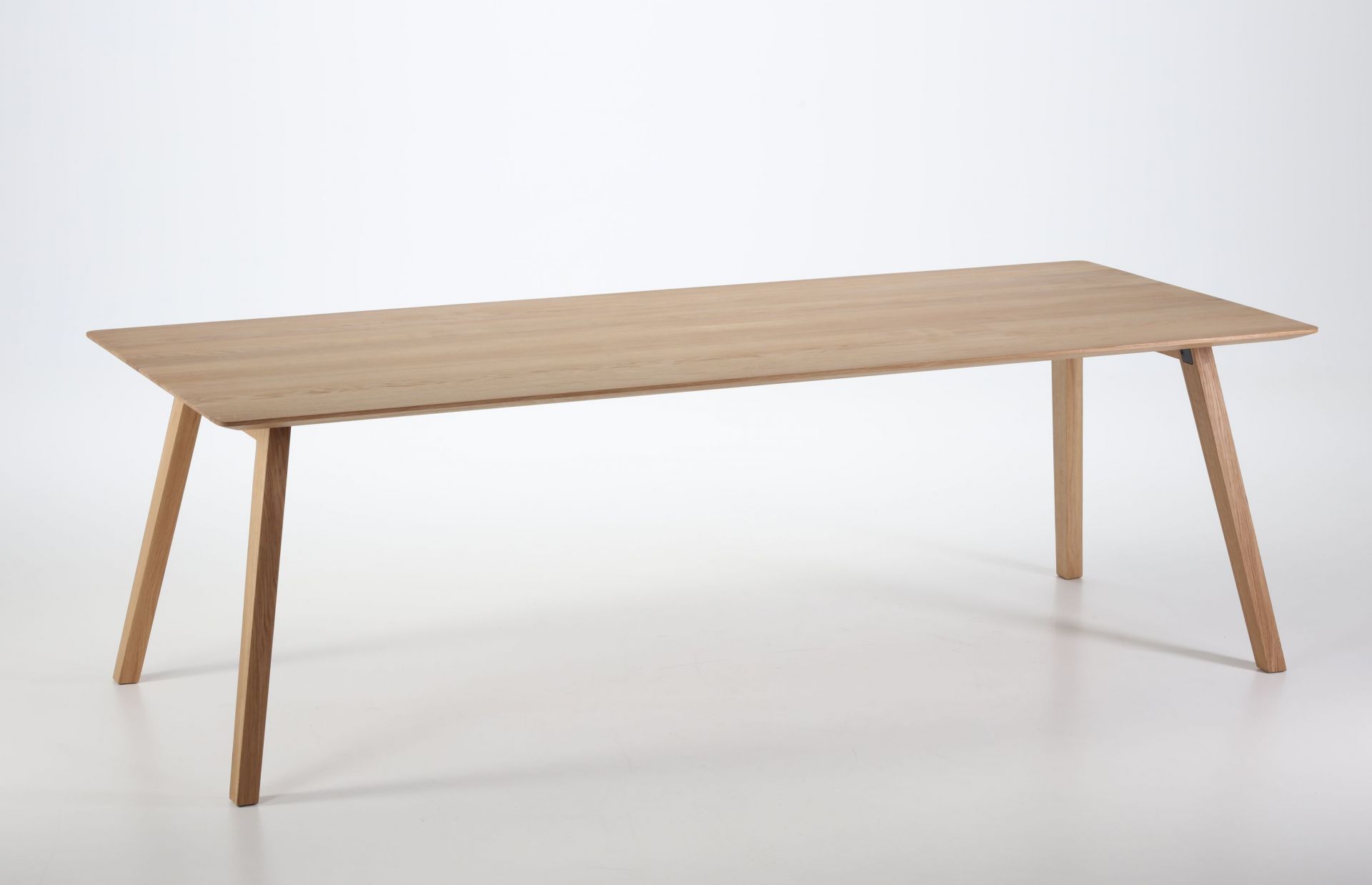 Monk Tisch von Prostoria, Esstisch aus hellem Holz mit schlichtem, modernem Design für Esszimmer.