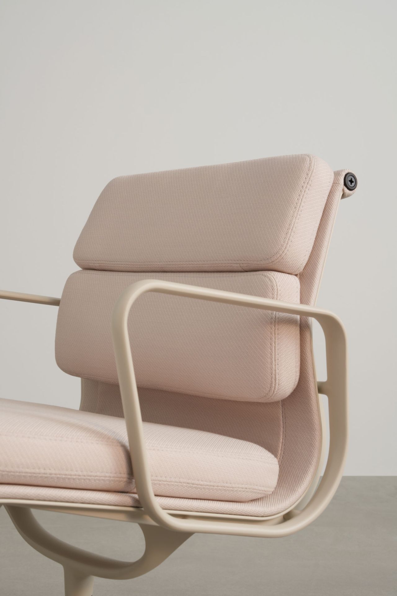 Detailaufnahme des Soft Pad Chair EA 207 von Vitra in Beige, Bürostuhl mit Armlehnen.