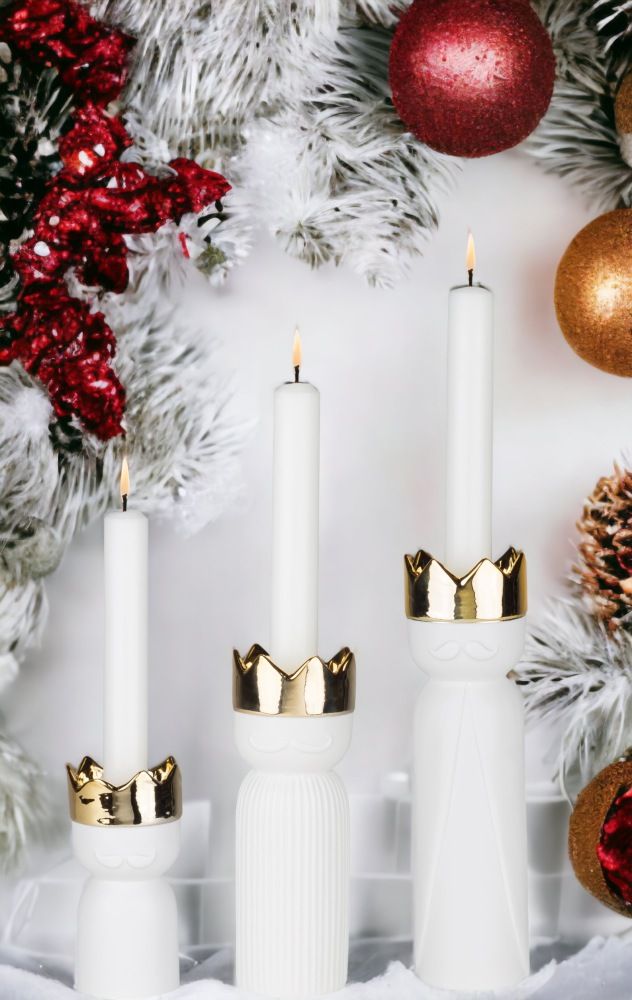 Königslicht Kerzenständer 3er Set von Räder, weiße Kerzen mit goldener Krone, festliche Weihnachtsdekoration.