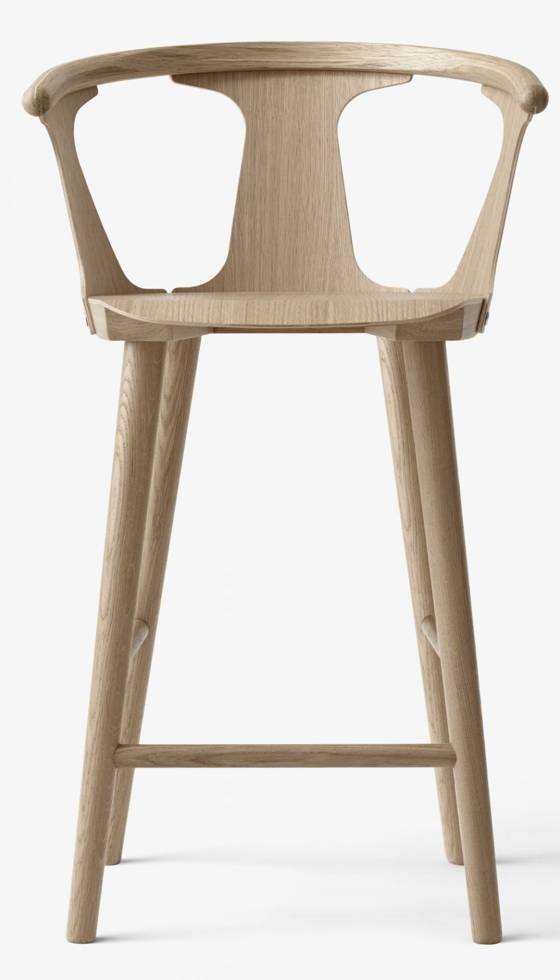 AndTradition In Between Barstool SK7 aus Eiche, ein moderner Barhocker für Küche und Bar.