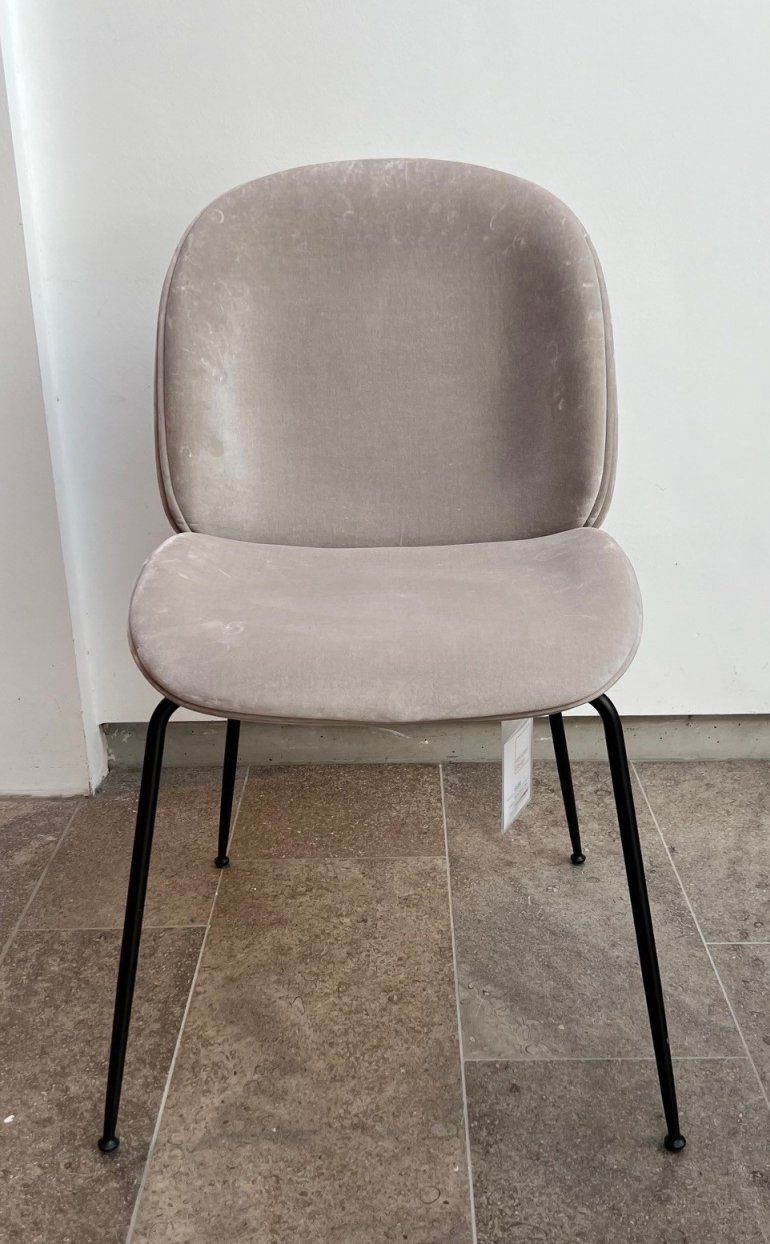 Beetle Chair gestoffeerde stoel HARALD 233 Gubi TENTOONSTELLINGSSTUK