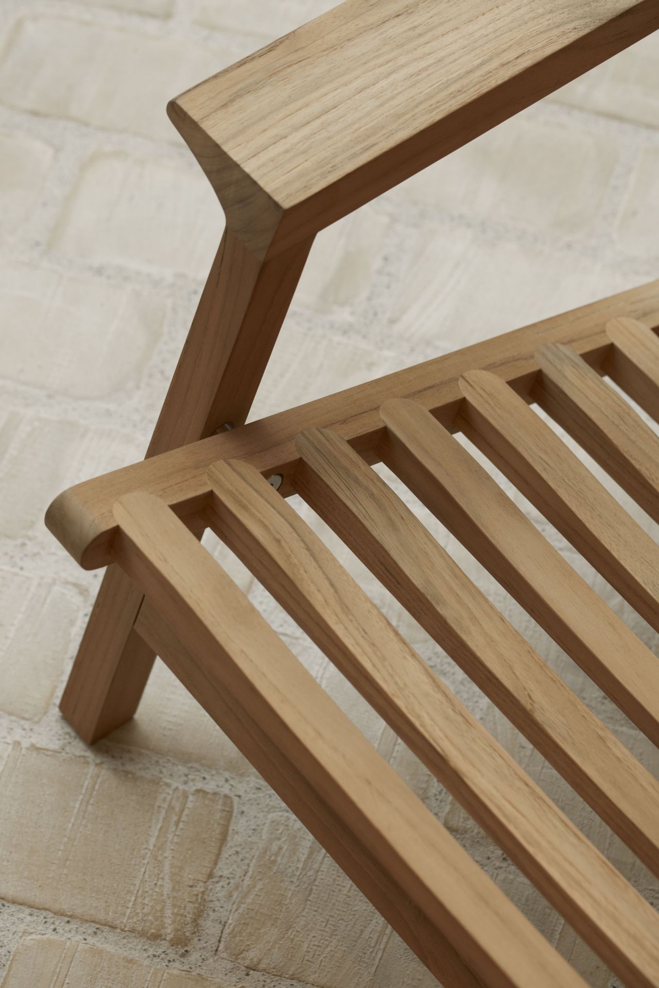 Detailaufnahme des AH603 Sonnenstuhl Teak von Carl Hansen & Søn, Gartenmöbel aus Teakholz.