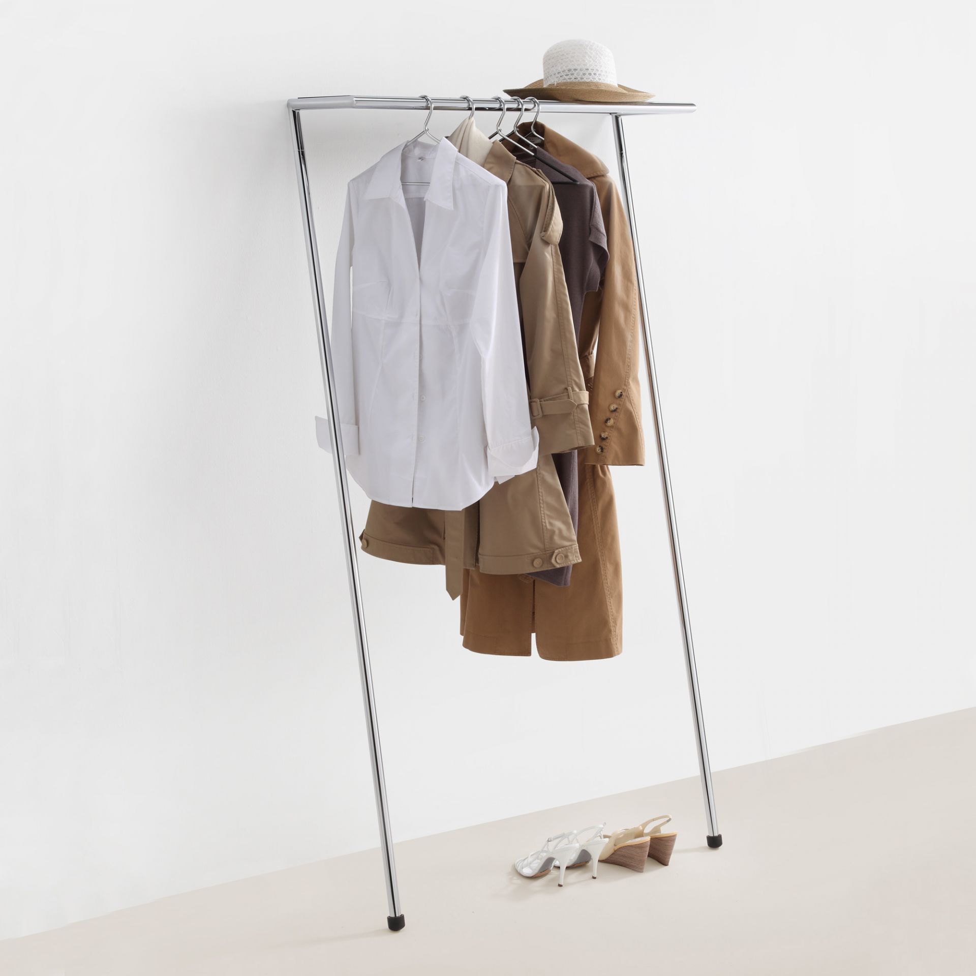 Zen Garderobe von Mox mit Hutablage und Kleidung, moderne Kleiderstange aus Chrom.