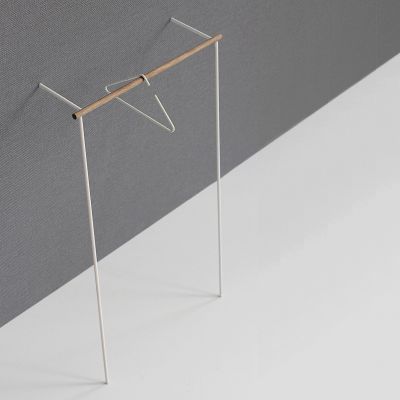 Weiße Leanon II Anlehngarderobe von Roomsafari mit Holzakzent und Kleiderbügel vor grauer Wand. Moderne Garderobenlösung.