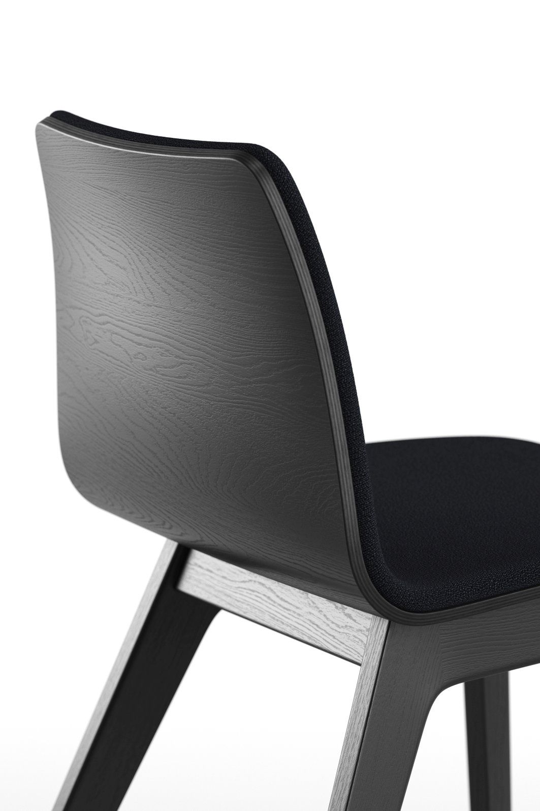 Detailaufnahme des Morph Holzstuhls mit schwarzem Sitzpolster und Holzrahmen, modernes Möbeldesign für Esszimmer und Büro.
