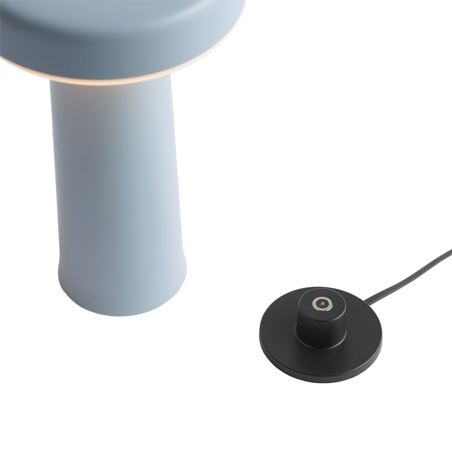 Hellblaue Muuto Ease Portable Akku Tischleuchte mit schwarzem Ladekabel und Ladestation auf weißem Hintergrund.