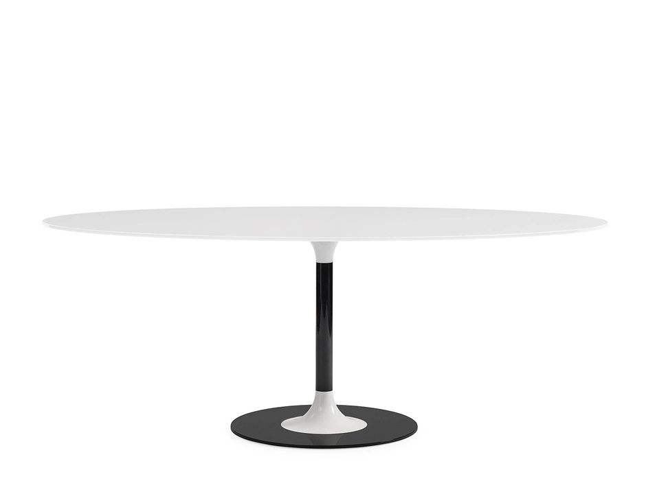 Weißer, ovaler Thierry XXL Tisch von Kartell mit schwarzem Fuß und zentraler Säule.