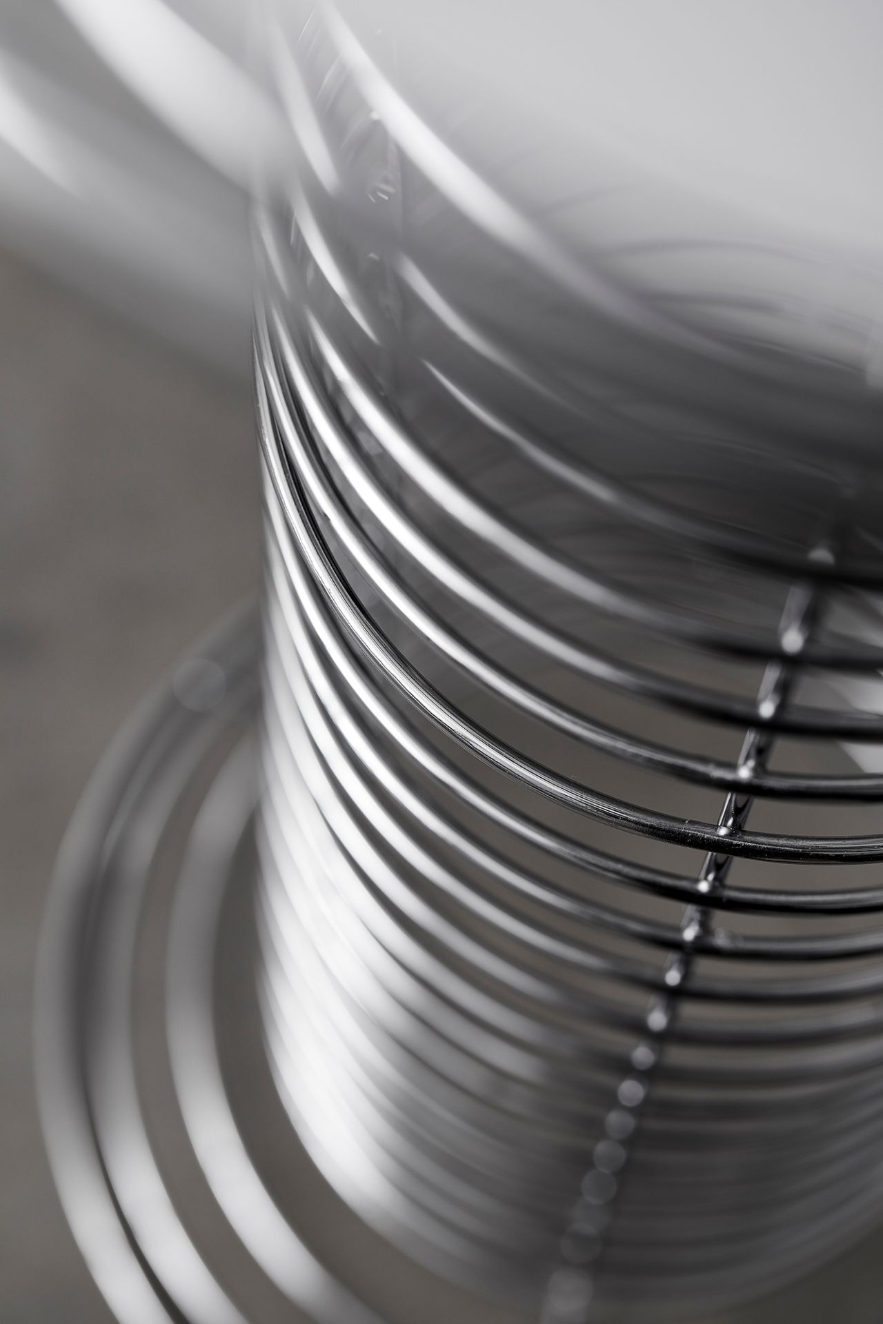 Detailaufnahme der Verpan Wire Stehleuchte, die aus verchromten Metalldrähten besteht und ein modernes Design zeigt.