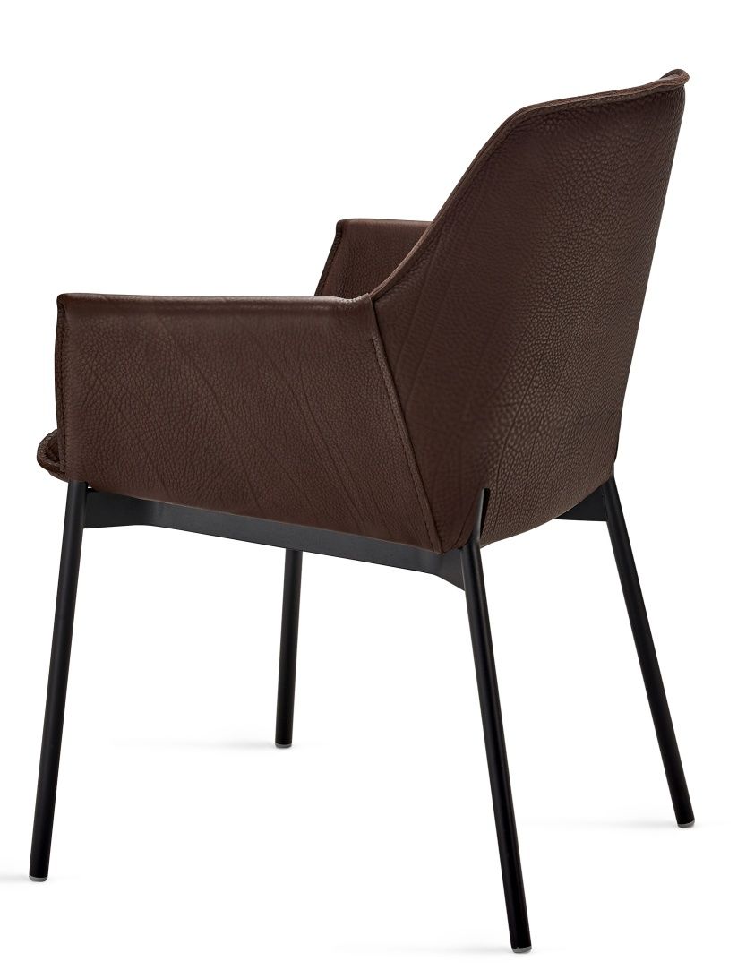 Grace Lounge Chair High von Freifrau Manufaktur, brauner Ledersessel mit schwarzen Metallbeinen, seitliche Ansicht.