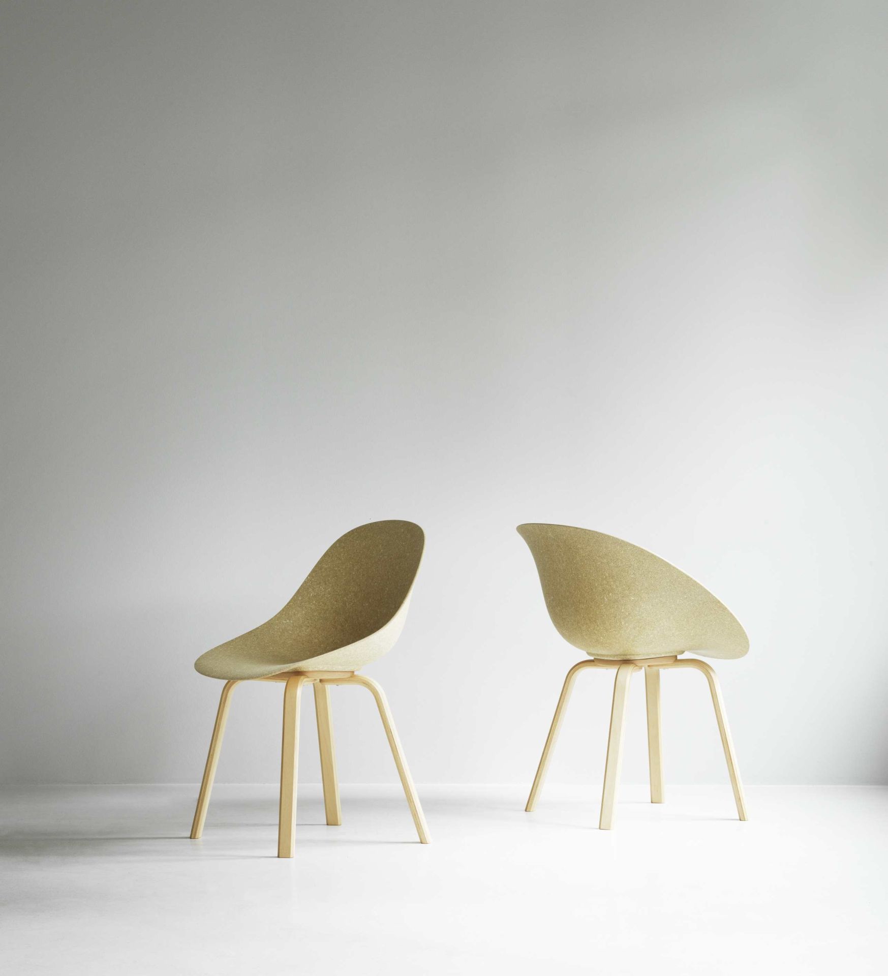 Zwei Normann Copenhagen Mat Chair Holz Stühle in Beige mit Holzbeinen vor weißem Hintergrund.