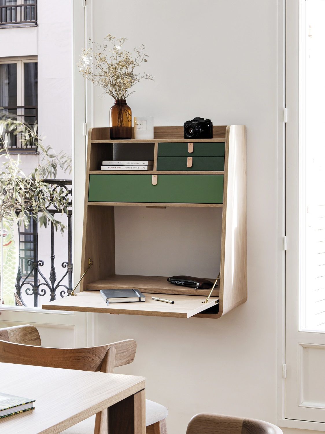 Gaston Wandsekretär aus hellem Holz mit grünen Schubladen, montiert an einer weißen Wand im modernen Arbeitszimmer.