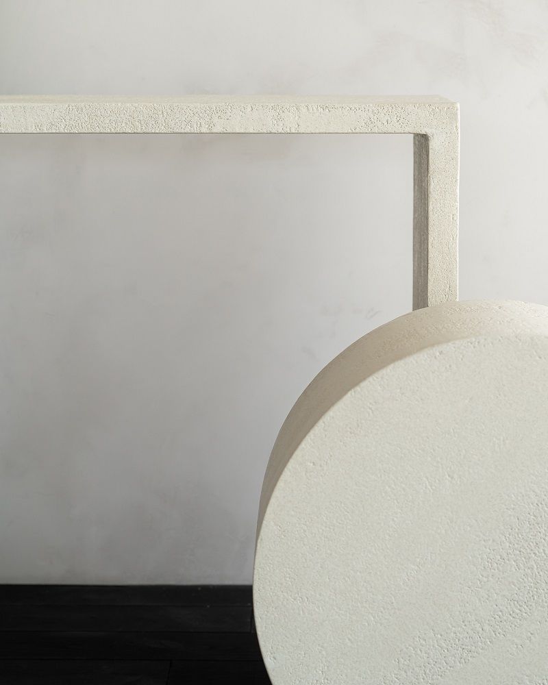 Detailaufnahme der Ethnicraft Elements Konsole in Off White mit Microzement-Oberfläche und runder Form.