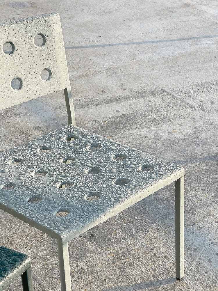Nahaufnahme des Balcony Outdoor Lounge Chair Stuhls von Hay, bedeckt mit Wassertropfen nach einem Regenschauer.