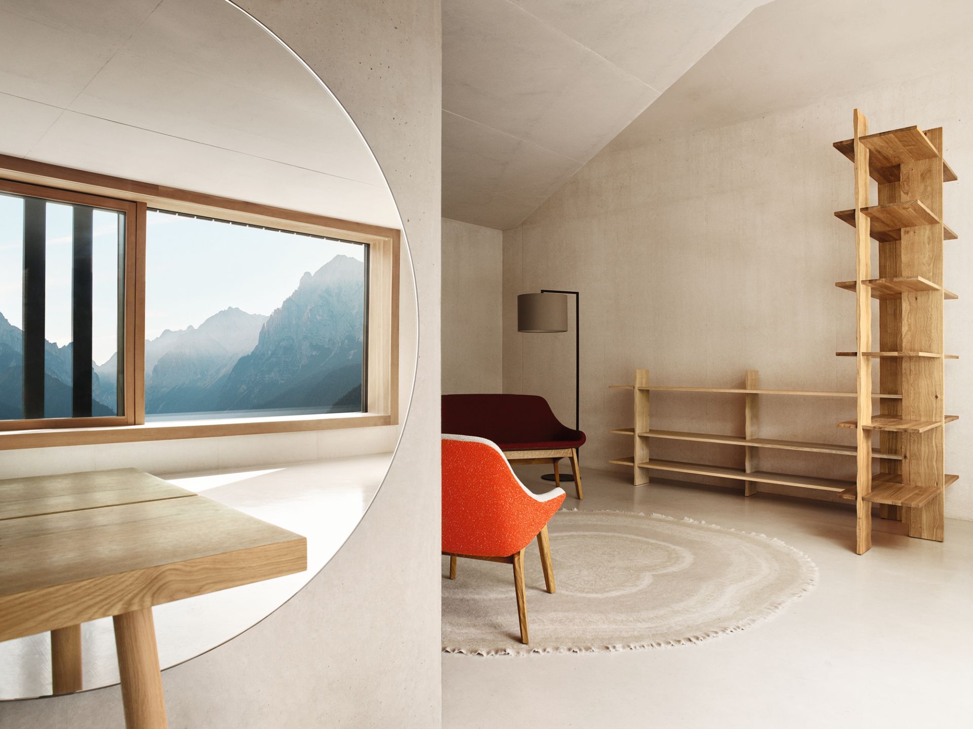 Innenraum mit Designmöbeln und Read Noon Stehleuchte, die für stimmungsvolle Beleuchtung sorgt.