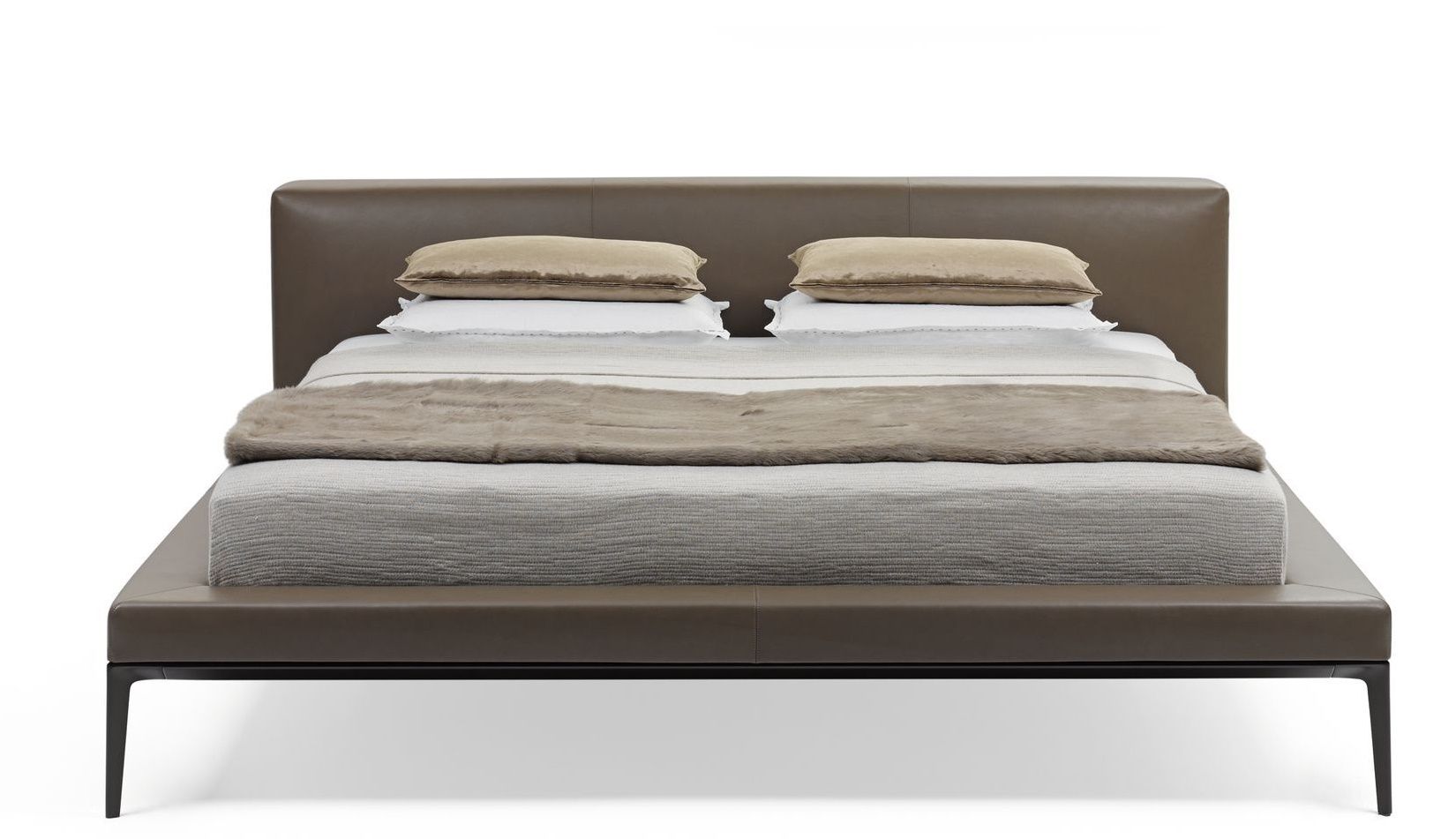 Jaan Bett von Walter Knoll mit braunem Lederbezug, Kissen und Decke auf weißem Hintergrund.