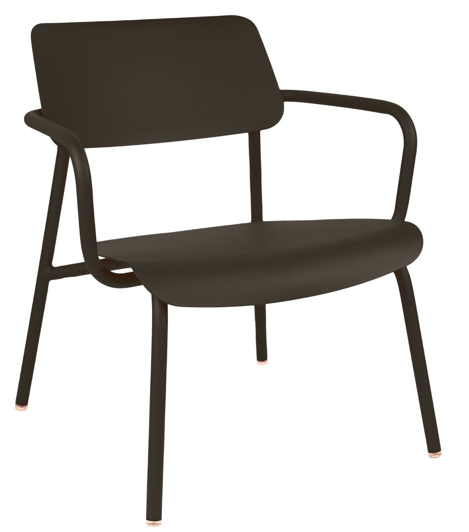 Brauner Studie Lounge Sessel von Fermob für den Außenbereich, moderner Metallstuhl mit Armlehnen.