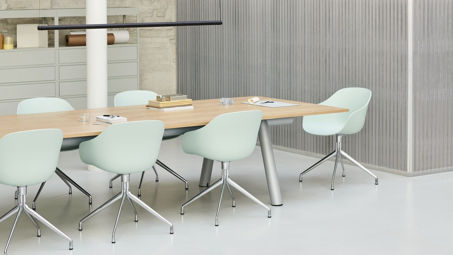 Helles Konferenzzimmer mit mintgrünen Hay AAC 220 Stühlen und einem Holztisch. Design Bürostuhl.