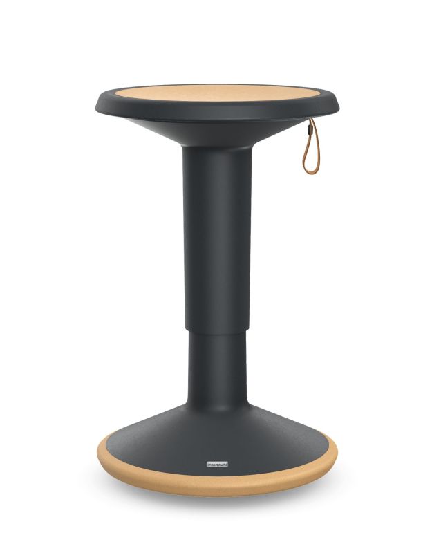 ECO UP Sitzhocker von Interstuhl, ein ergonomischer Stehhocker in Anthrazit mit Holzdetails.