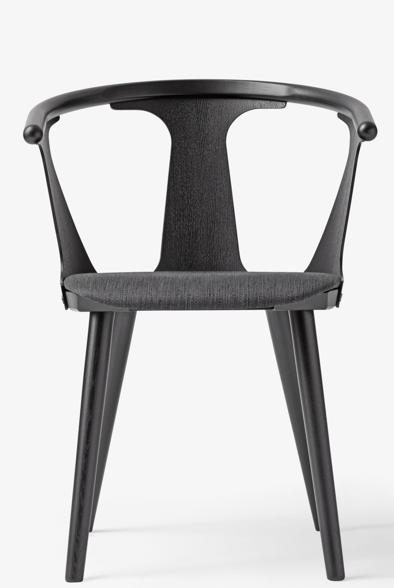 Schwarzer In Between Armchair Armlehnenstuhl SK2 von AndTradition mit gepolstertem Sitz, Frontansicht auf weißem Hintergrund.