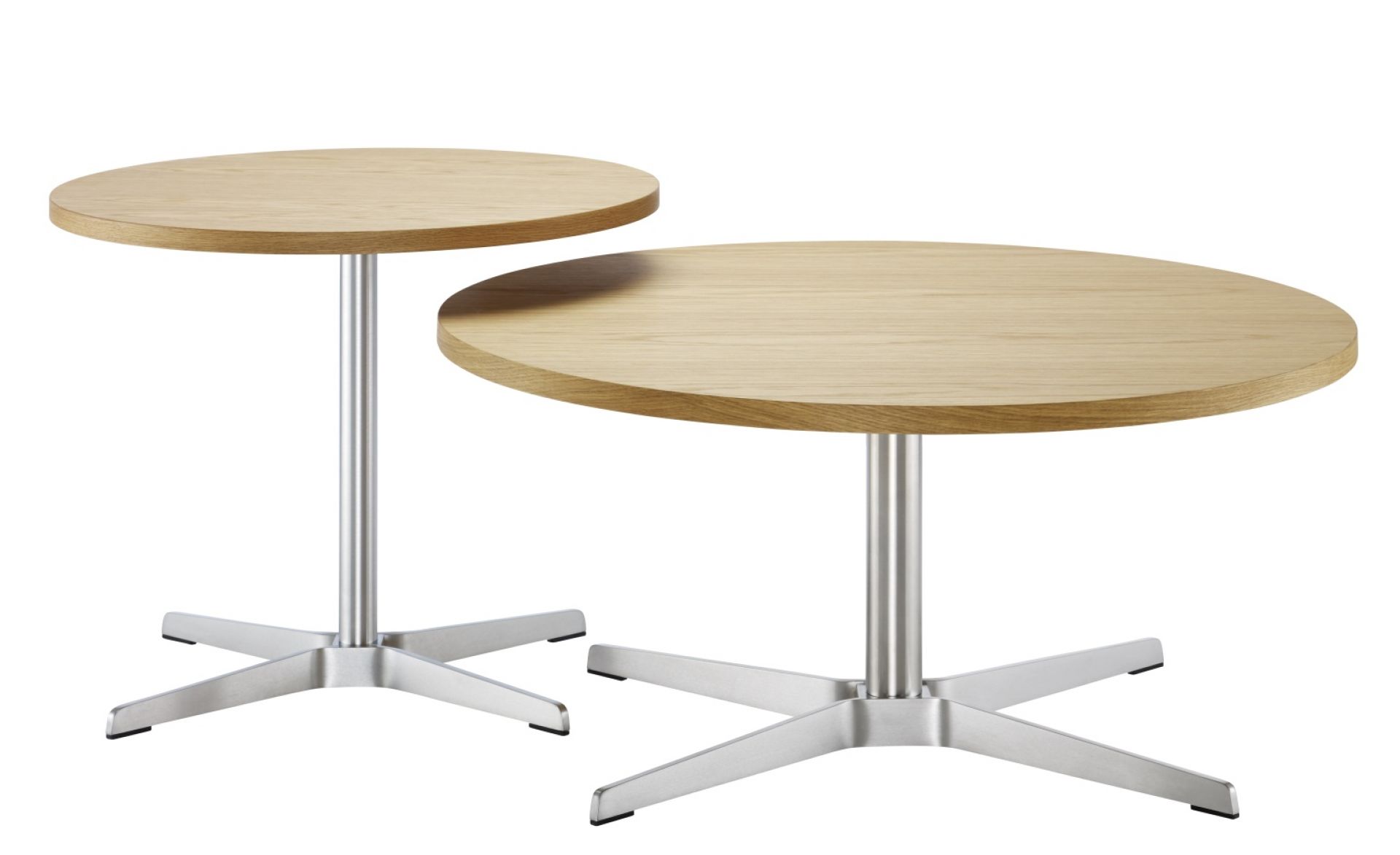 Zwei Thonet Beistelltische Modell 1809 mit runder Tischplatte aus hellem Holz und Metallfuß.