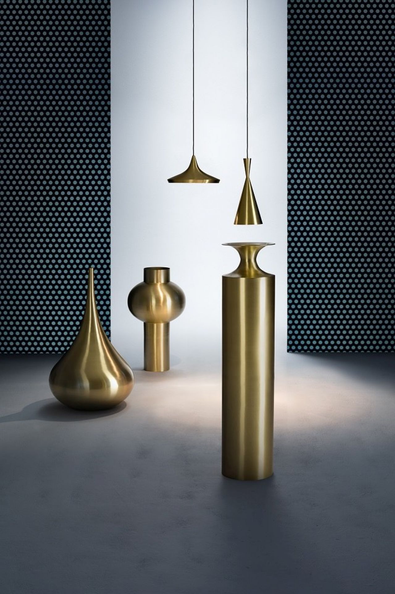 Nahaufnahme: Tom Dixon Beat Tall Pendelleuchte in Schwarz und Gold, moderne Hängeleuchte.