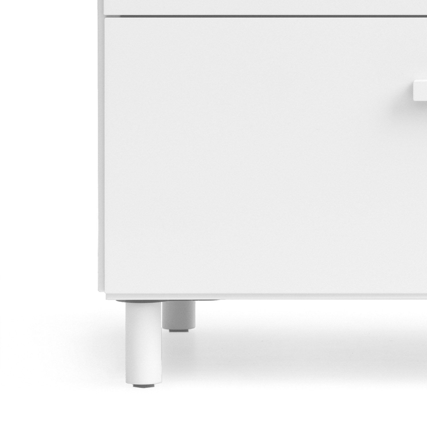 Detailaufnahme: Weiße Kommode mit Relief Beinen von String Furniture. Möbeldesign für Wohnraum.