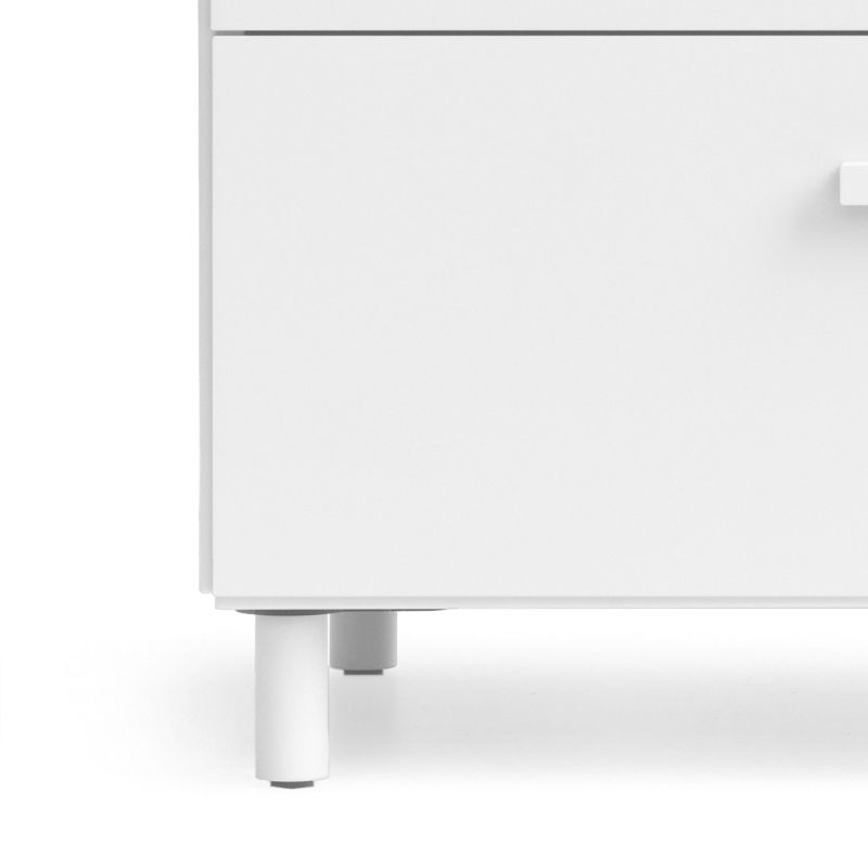 Detailaufnahme: Weiße Kommode mit Relief Beinen von String Furniture. Möbeldesign für Wohnraum.