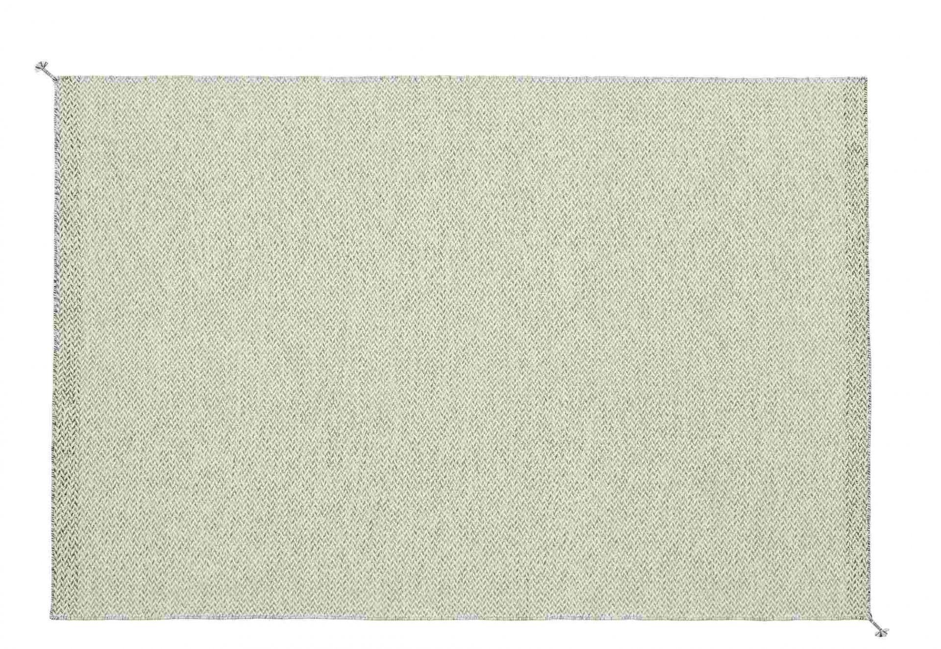 Muuto Ply Rug: Quadratischer, hellgrüner Teppich aus recyceltem Polyester für Innen- und Außenbereiche, Detailaufnahme der Textur.