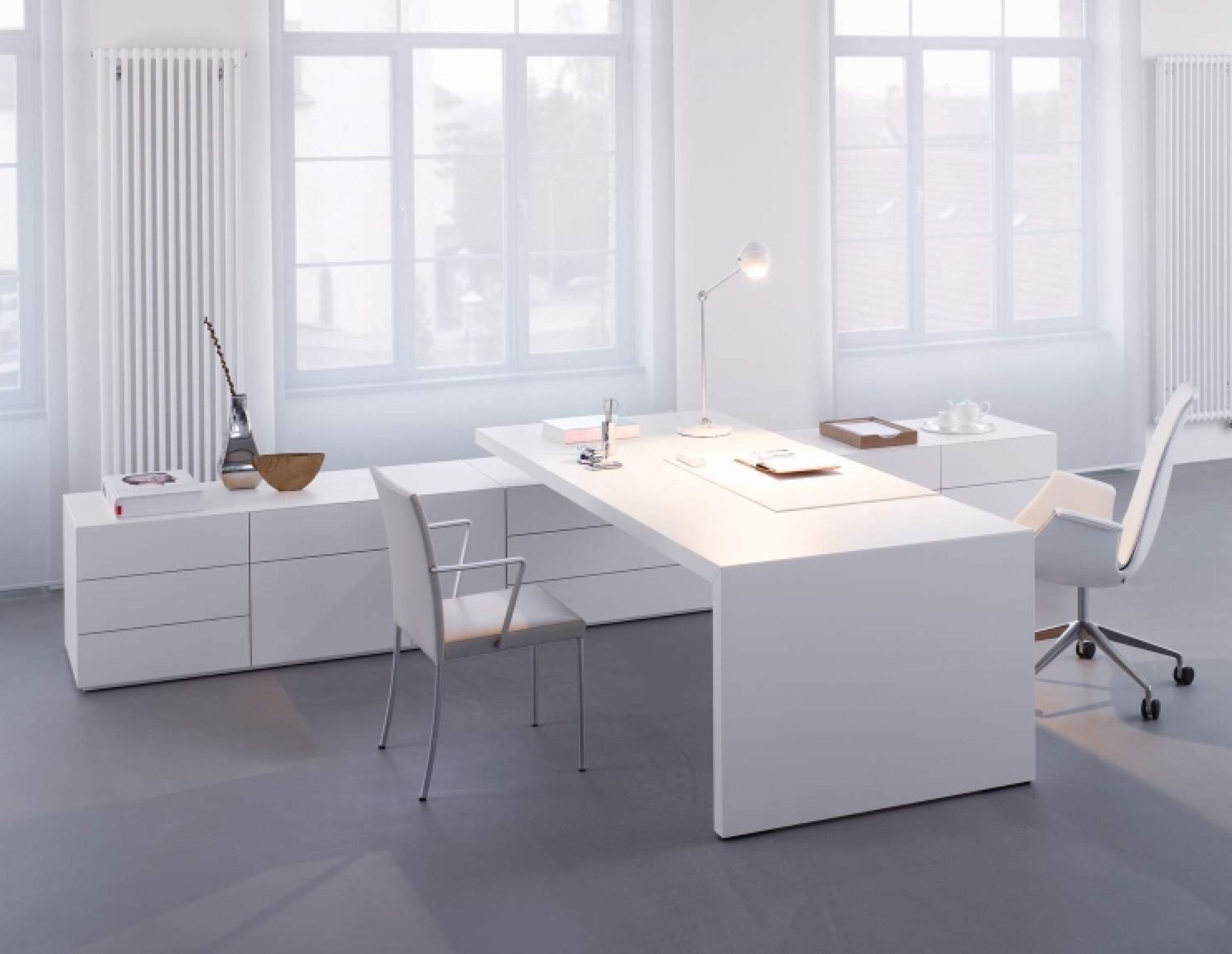 Weißer JASON LITE Stuhl von Walter Knoll im modernen Büroambiente mit Schreibtisch und Stauraum.
