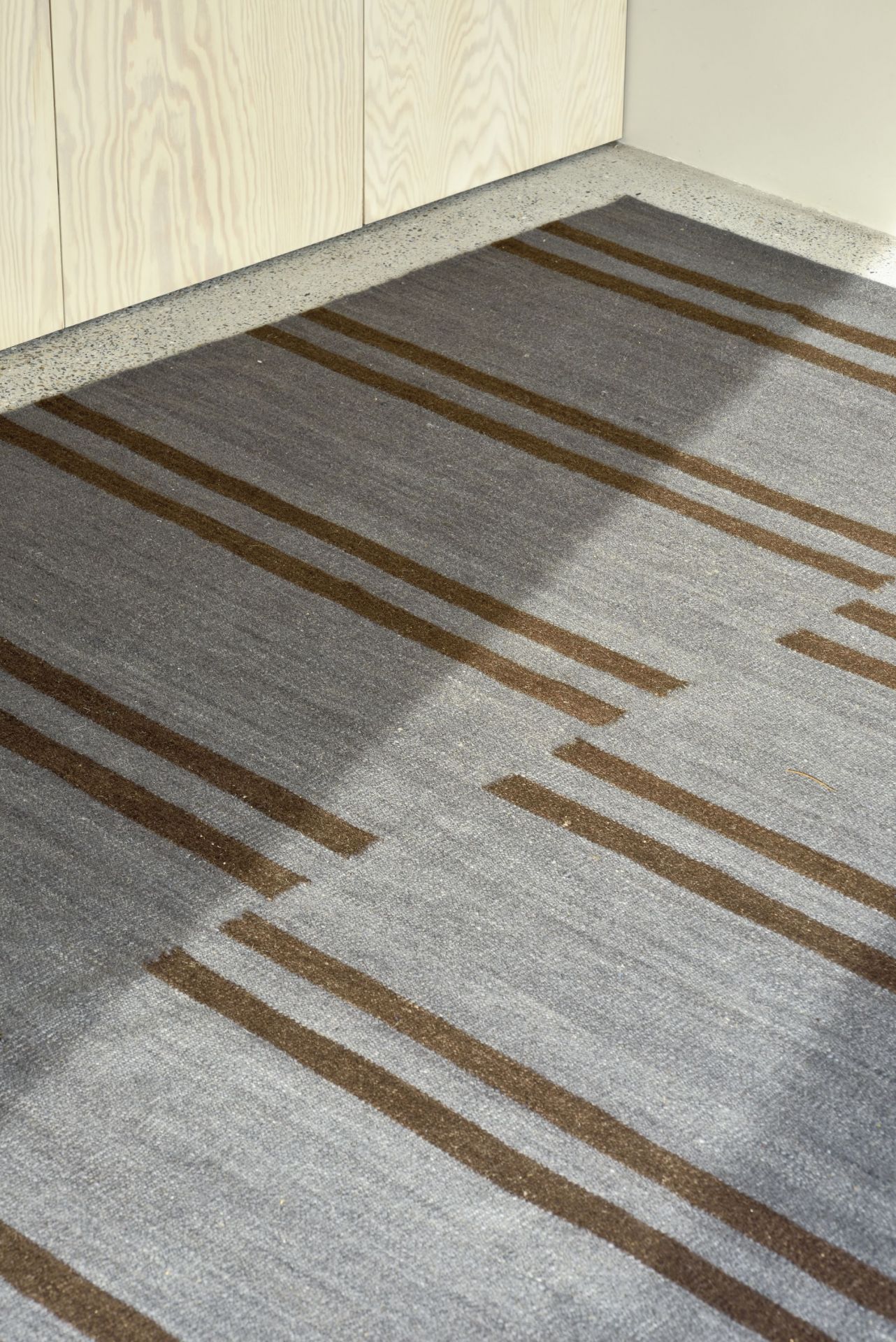 Blauer Kilim Teppich mit braunen Streifen, Ethno-Design, 170x240 cm. Handgewebter Teppich für Wohnzimmer.