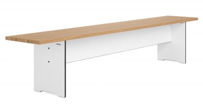 Riva Vario Bank von Conmoto: Moderne Gartenbank aus Holz und weißem Material.