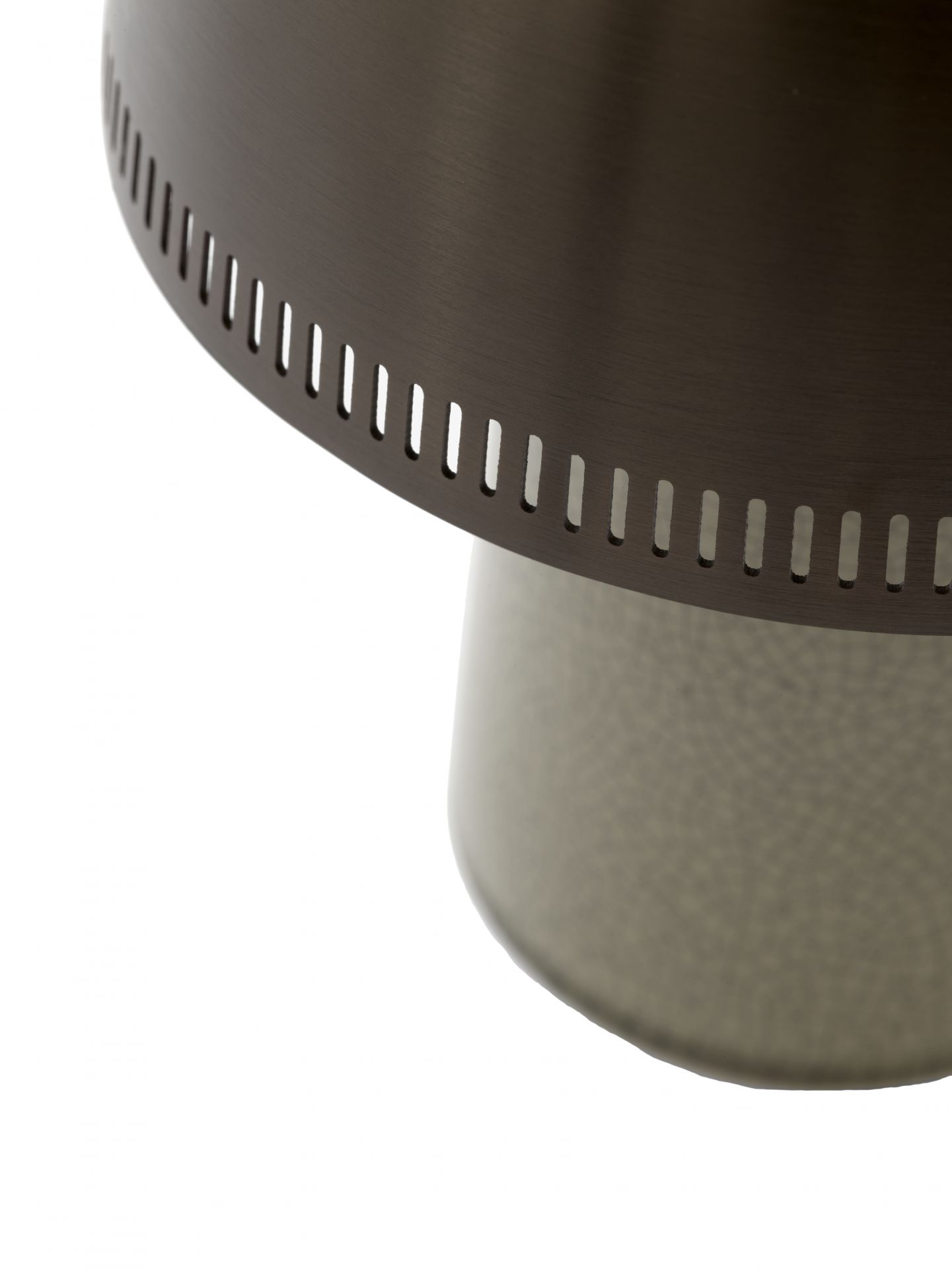 Detailaufnahme der AndTradition Raku SH8 Akkuleuchte in Bronze, modernes Design mit perforiertem Lampenschirm.