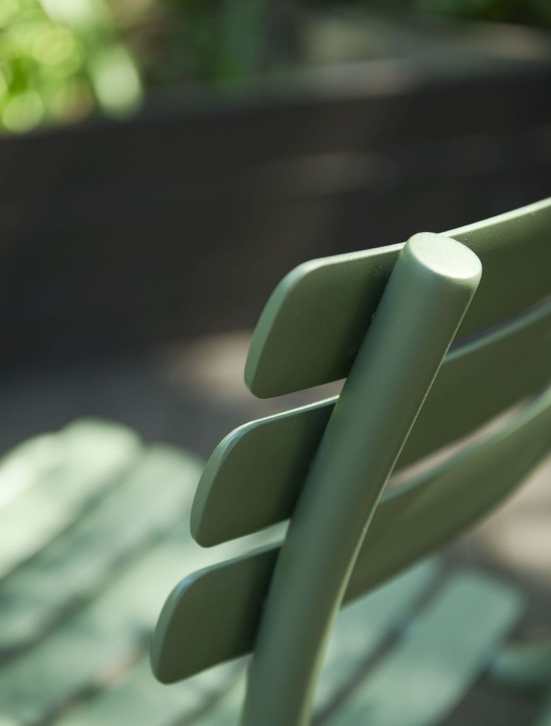 Detailaufnahme des grünen Alua Dining Chair Stuhls von Houe, ideal für den Outdoor-Bereich.