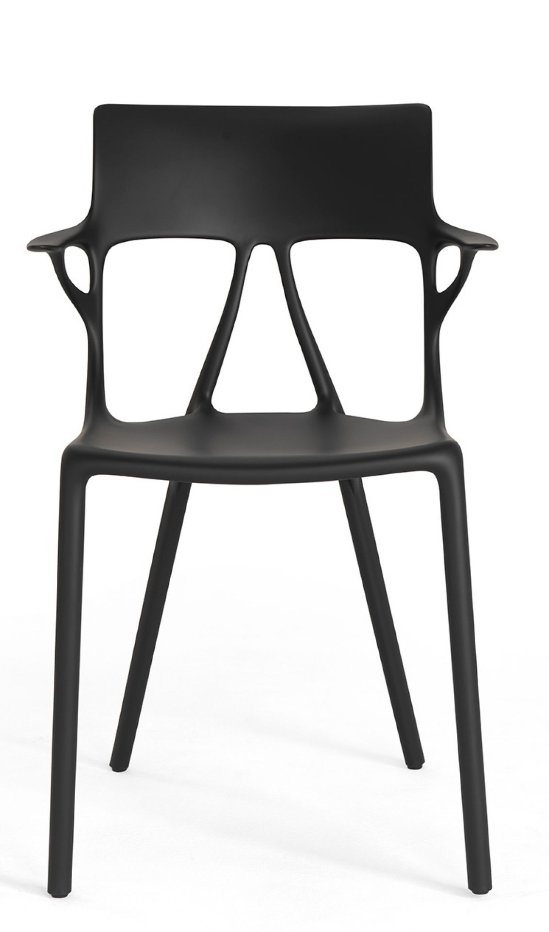 Schwarzer A.I. Stuhl von Kartell, moderner Designstuhl aus Kunststoff mit Armlehnen, Frontansicht.