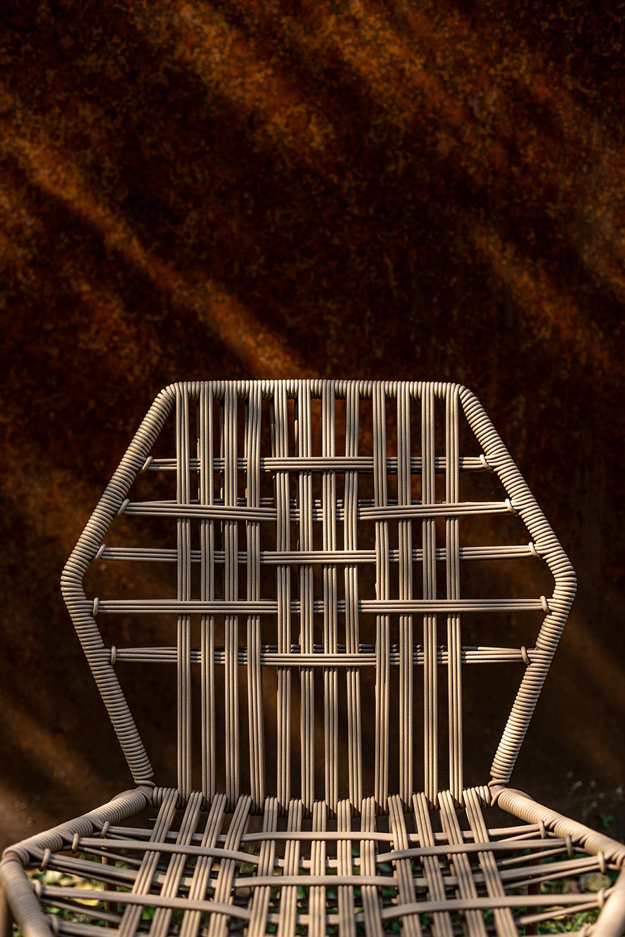 Detailaufnahme des Tropicalia TR0 Stuhls von Moroso, ein Outdoor Stuhl aus Polymer mit geflochtenem Design.