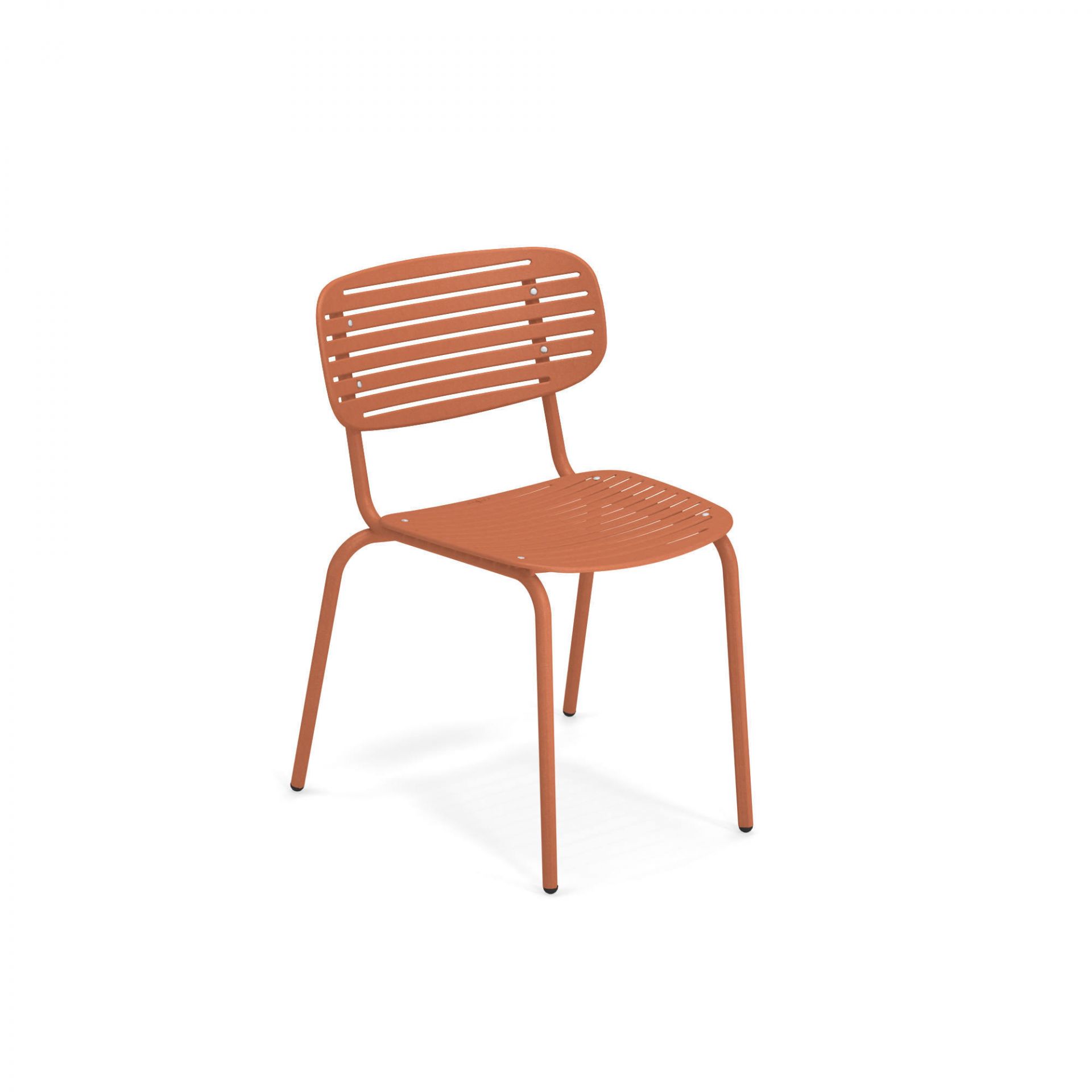 Freigestellter, orangefarbener Emu Stuhl "Mom" mit Lattenmuster für Garten, Terrasse und Balkon.