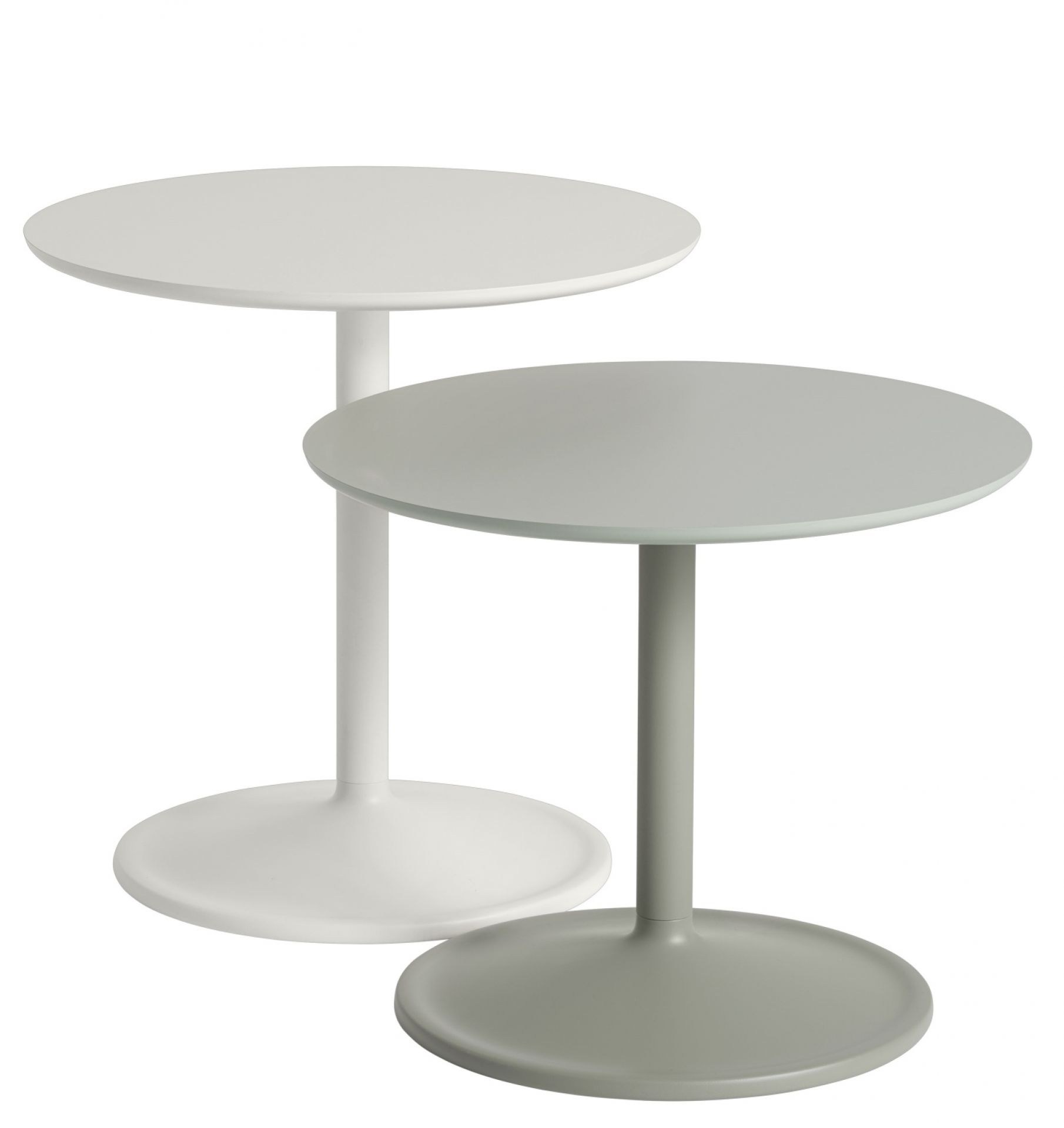 Zwei Muuto Soft Side Table Beistelltische in Weiß und Grau, runde Tischplatten und minimalistisches Design.