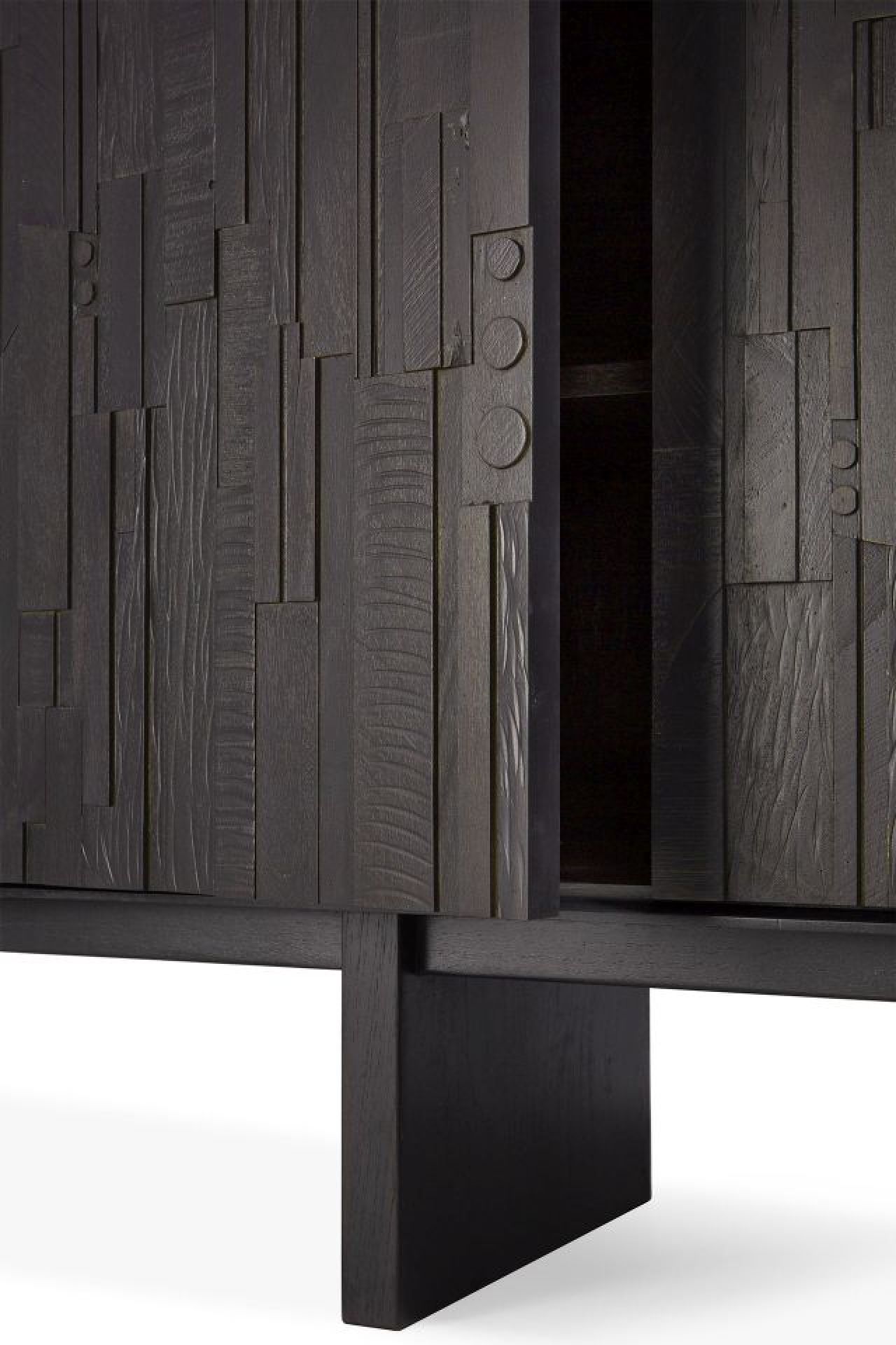 Detailaufnahme: Mosaic Anrichte aus Teakholz mit vier Türen von Ethnicraft. Dunkles Holz, modernes Design.