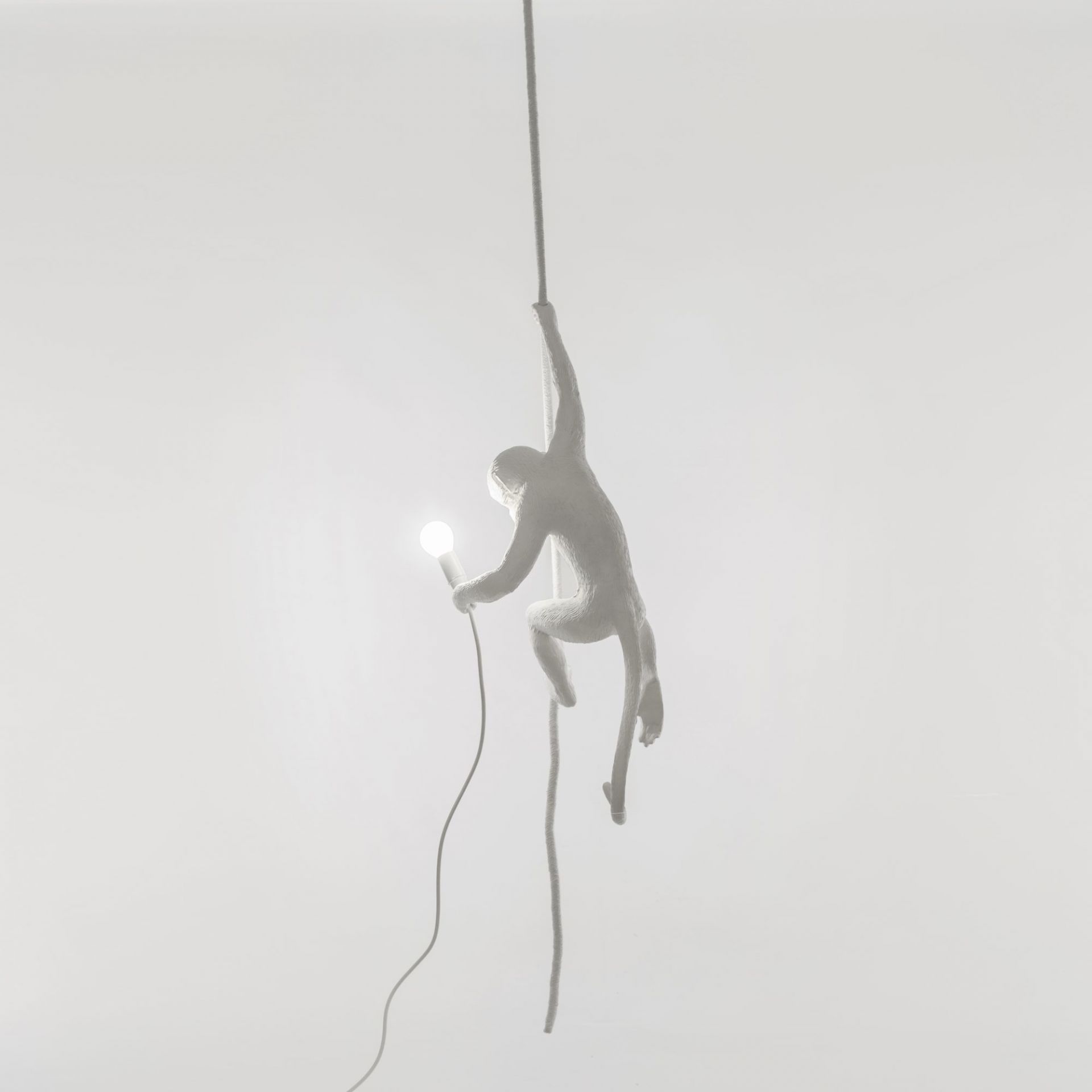 Weiße Monkey Lamp Pendelleuchte von Seletti, Affe hält Glühbirne und klettert an einem Seil.