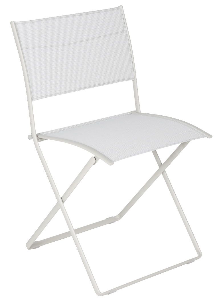 Weißer Fermob Plein Air Stuhl für den Garten oder Balkon, minimalistisches Design mit Metallrahmen und Sitzfläche.