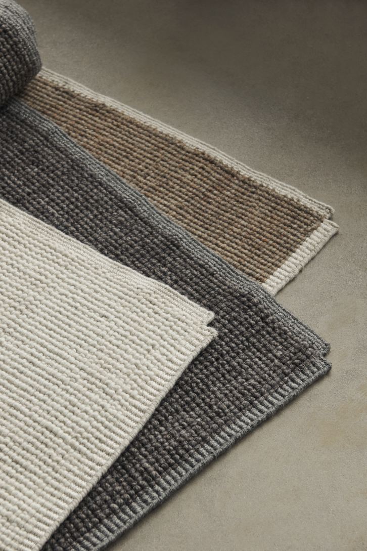 Nahaufnahme von drei Collect Rug Teppichen von AndTradition in Weiß, Grau und Braun.