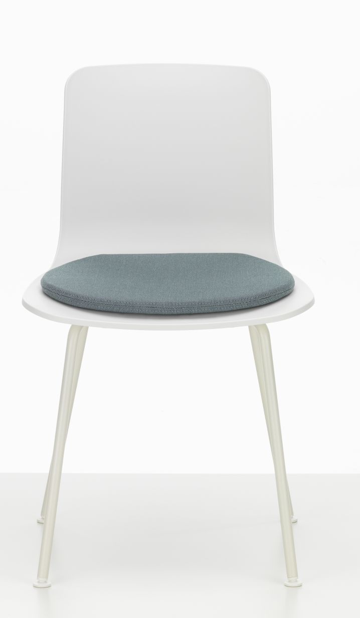 Soft Seats Sitzkissen von Vitra, Modell Typ A Cosy 2 in Pebble Grey auf einem weißen Stuhl.