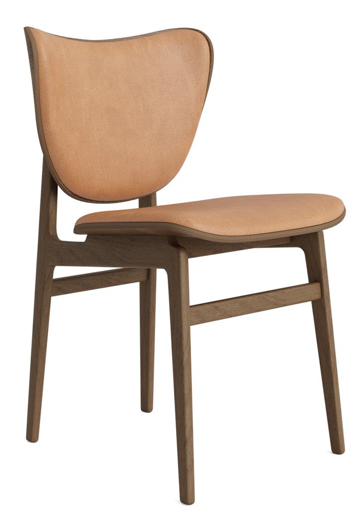 NORR11 Elephant Dining Chair, vollgepolsterter Stuhl mit hellbraunem Lederbezug und Holzgestell, skandinavisches Design.