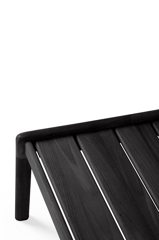 Detailaufnahme des Ethnicraft Jack Outdoor Beistelltisches aus schwarz lackiertem Teakholz.