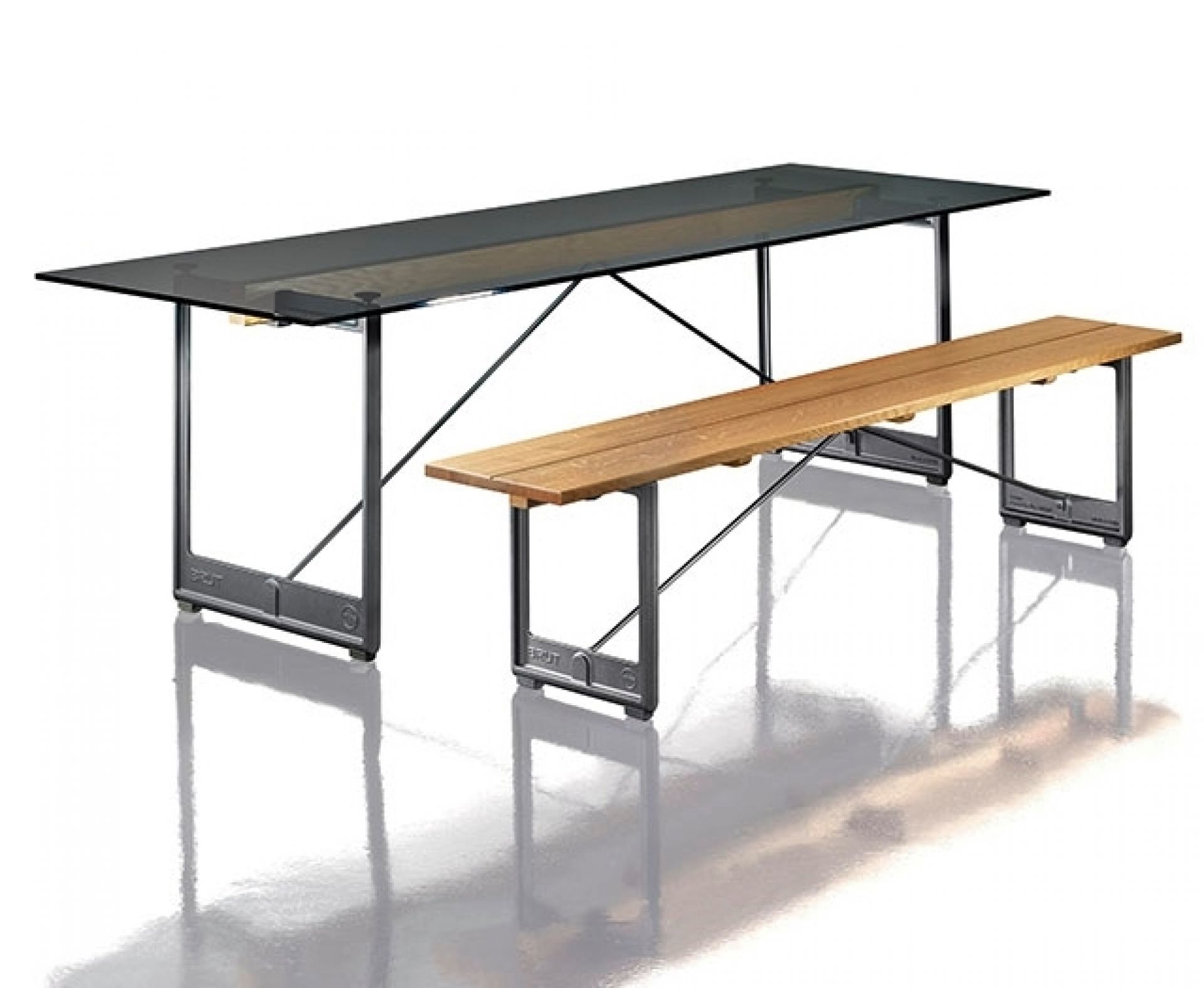 Magis Brut Tisch mit Glasplatte und passender Holzbank, modernes Design für Esszimmer.