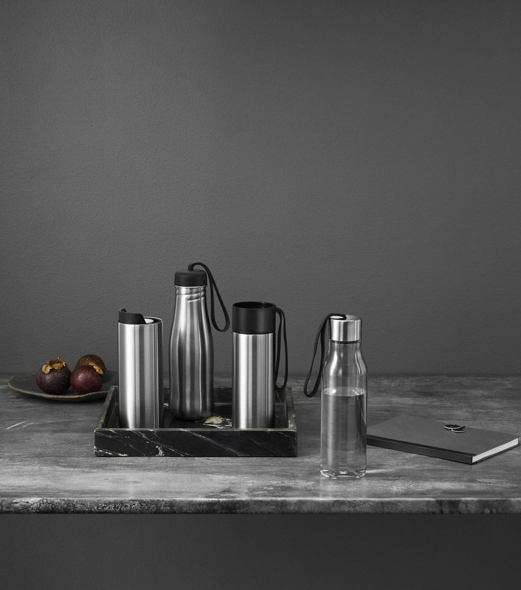 Produktfoto: Eva Solo Active Trinkflaschen aus Edelstahl und Glas mit schwarzem Deckel.