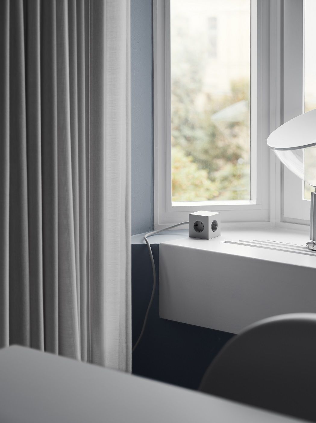 Avolt Square 1 Steckdosenwürfel in Grau am Fensterbrett, Mehrfachsteckdose mit USB-C Anschluss.
