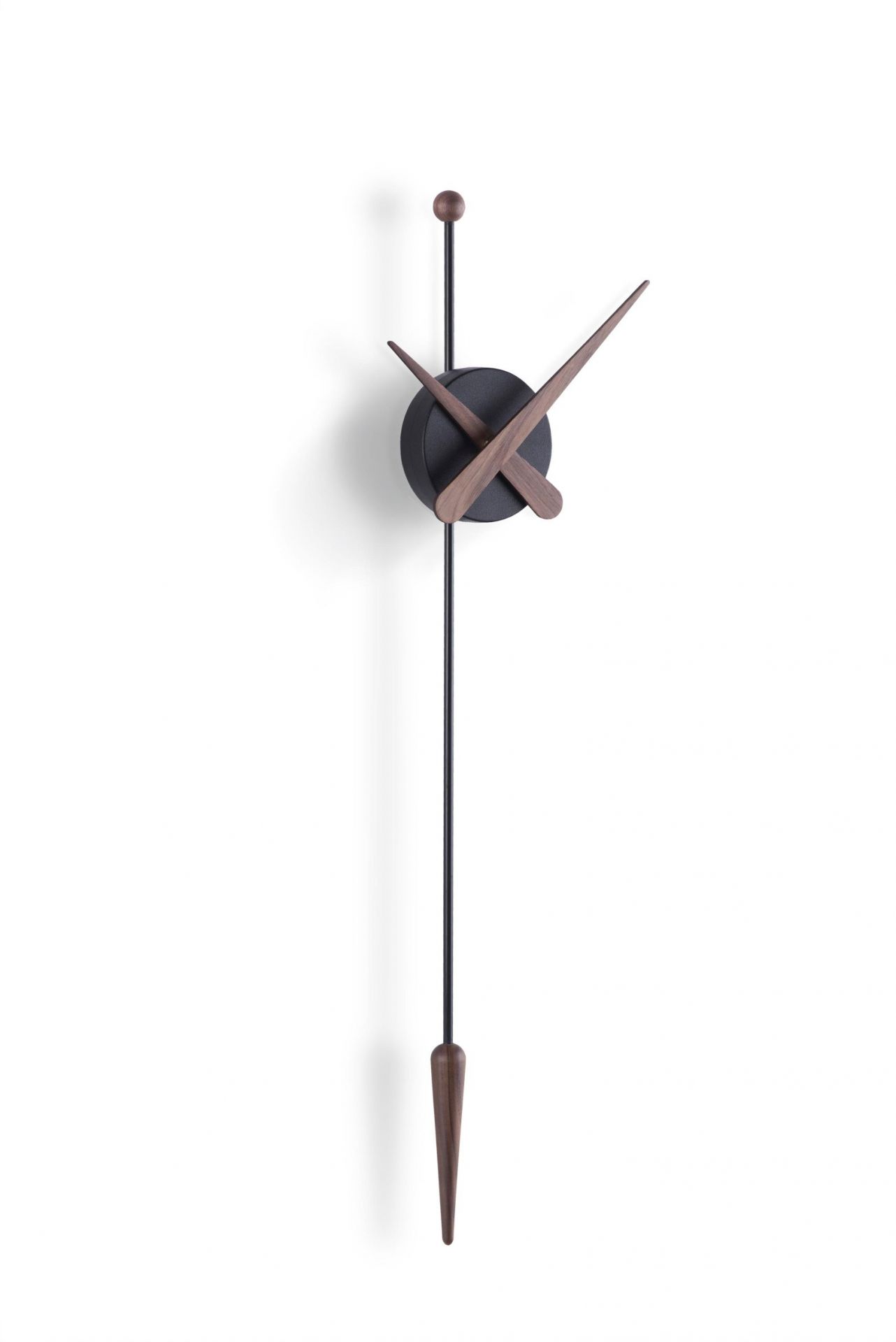 Punta Wanduhr von nomon, Walnuss und Schwarz, modernes Design mit Pendel für Wohnzimmer.